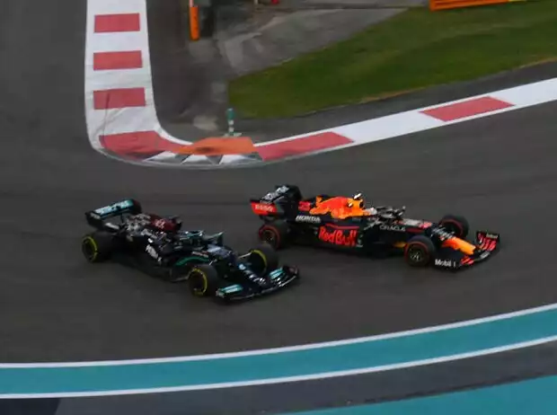 Max Verstappen (Red Bull RB16B) kämpft mit Lewis Hamilton (Mercedes W12) beim Formel-1-Rennen in Abu Dhabi 2021 Titel-Bild zur News: Max Verstappen (Red Bull RB16B) kämpft mit Lewis Hamilton (Mercedes W12) beim Formel-1-Rennen in Abu Dhabi 2021