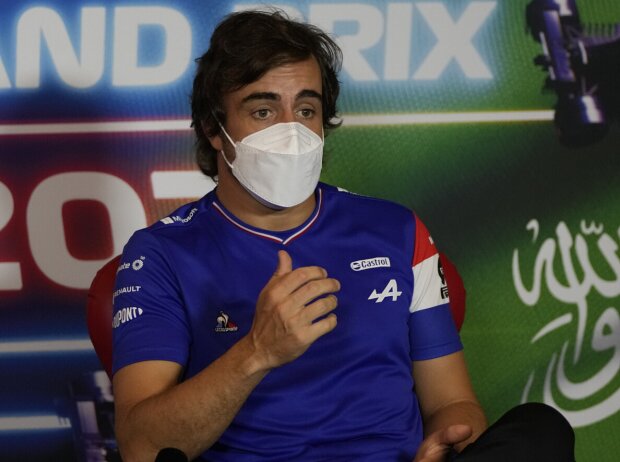 Titel-Bild zur News: Fernando Alonso (Alpine) in der Pressekonferenz von Saudi-Arabien