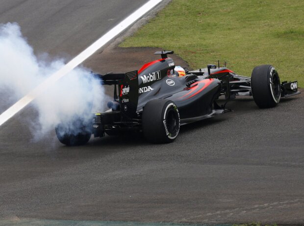 Motorschaden am McLaren-Honda von Fernando Alonso in Brasilien 2015 Motorschaden am McLaren-Honda von Fernando Alonso in Brasilien 2015