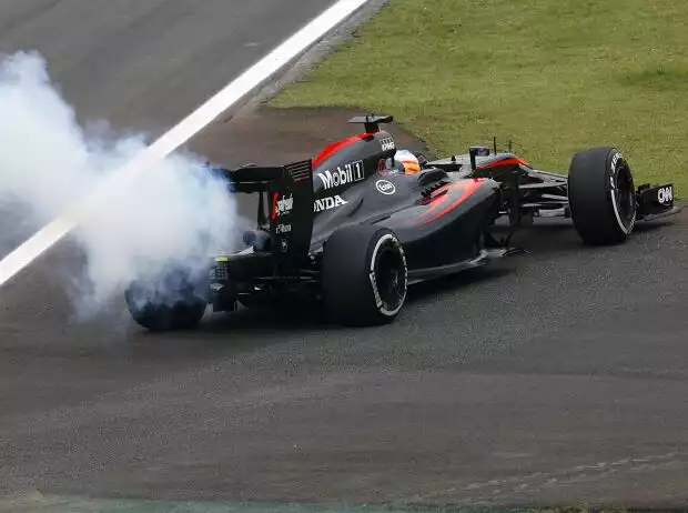 Motorschaden am McLaren-Honda von Fernando Alonso in Brasilien 2015 Titel-Bild zur News: Motorschaden am McLaren-Honda von Fernando Alonso in Brasilien 2015