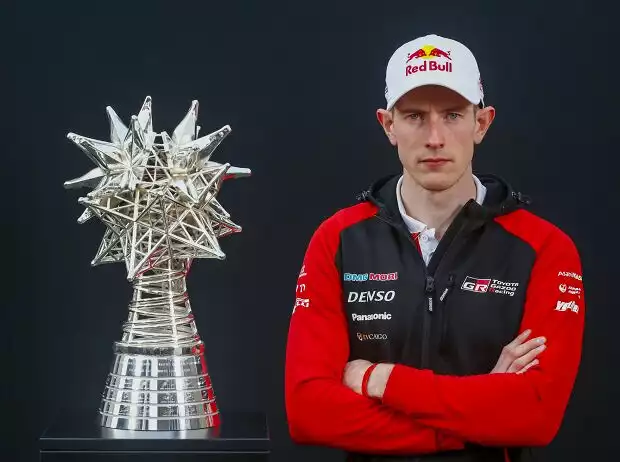 Elfyn Evans und der Meisterpokal der Rallye-WM Titel-Bild zur News: Elfyn Evans und der Meisterpokal der Rallye-WM