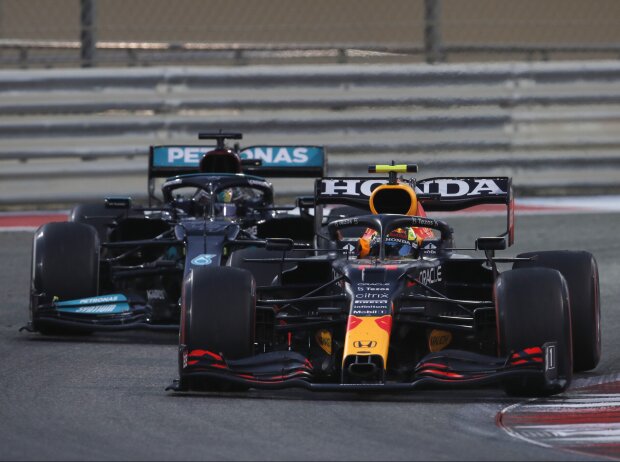 Sergio Perez (Red Bull RB16B) vor Lewis Hamilton (Mercedes W12) beim Formel-1-Rennen in Abu Dhabi 2021 Sergio Perez (Red Bull RB16B) vor Lewis Hamilton (Mercedes W12) beim Formel-1-Rennen in Abu Dhabi 2021