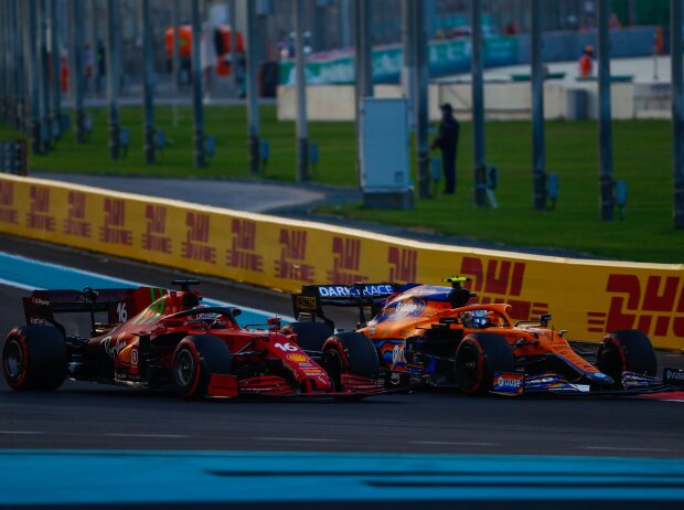 Lando Norris (McLaren MCL35M) und Charles Leclerc (Ferrari SF21) beim Formel-1-Rennen in Abu Dhabi 2021 Lando Norris (McLaren MCL35M) und Charles Leclerc (Ferrari SF21) beim Formel-1-Rennen in Abu Dhabi 2021