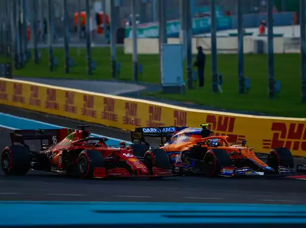 Lando Norris (McLaren MCL35M) und Charles Leclerc (Ferrari SF21) beim Formel-1-Rennen in Abu Dhabi 2021 Titel-Bild zur News: Lando Norris (McLaren MCL35M) und Charles Leclerc (Ferrari SF21) beim Formel-1-Rennen in Abu Dhabi 2021
