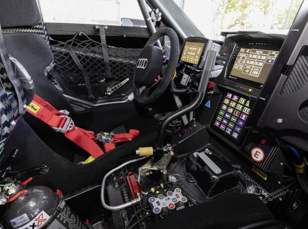 Cockpit des Audi RS Q e-tron