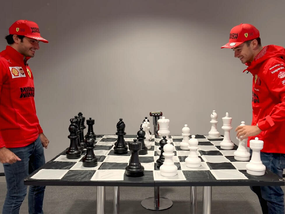 Carlos Sainz und Charles Leclerc an einem Schachbrett