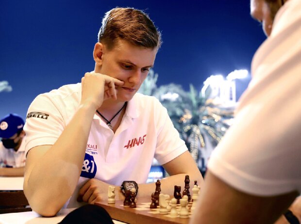 Mick Schumacher spielt Schach Mick Schumacher spielt Schach