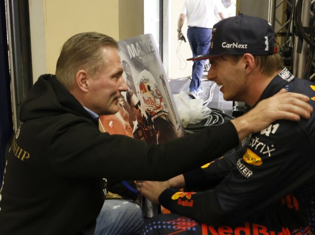 Titel-Bild zur News: Max Verstappen und Jos Verstappen nach dem Formel-1-Finale 2021 in Abu Dhabi