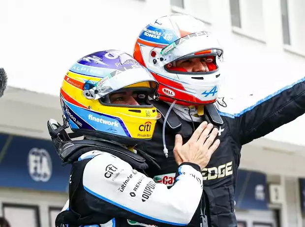 Titel-Bild zur News: Esteban Ocon und Fernando Alonso jubeln über Alpines Formel-1-Sieg 2021 in Ungarn