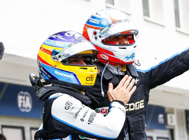 Titel-Bild zur News: Esteban Ocon und Fernando Alonso jubeln über Alpines Formel-1-Sieg 2021 in Ungarn