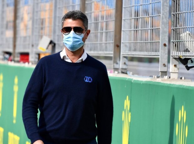 Titel-Bild zur News: FIA-Rennleiter Michael Masi begehz die Formel-1-Strecke von Istanbul