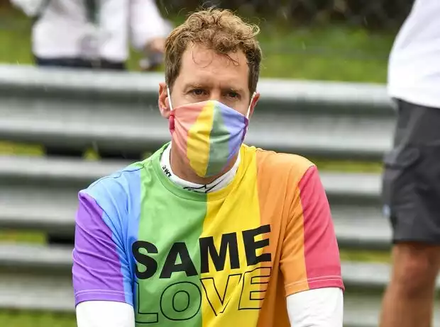 Sebastian Vettel im Regenbogen-T-Shirt beim Formel-1-Rennen in Ungarn 2021 Titel-Bild zur News: Sebastian Vettel im Regenbogen-T-Shirt beim Formel-1-Rennen in Ungarn 2021