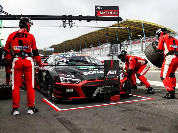 Mike Rockenfeller beim Boxenstopp seines Abt-Teams in der DTM Titel-Bild zur News: Mike Rockenfeller beim Boxenstopp seines Abt-Teams in der DTM