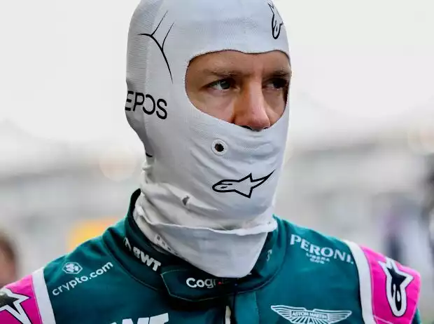 Sebastian Vettel (Aston Martin) vor dem Formel-1-Rennen in Abu Dhabi 2021 Titel-Bild zur News: Sebastian Vettel (Aston Martin) vor dem Formel-1-Rennen in Abu Dhabi 2021