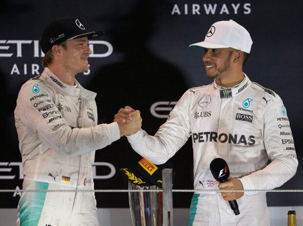 Titel-Bild zur News: Nico Rosberg und Lewis Hamilton (Mercedes) nach dem Formel-1-Saisonfinale 2016 in Abu Dhabi