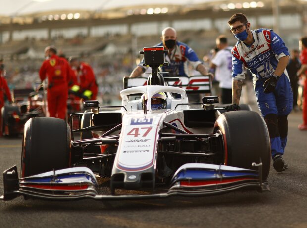 Titel-Bild zur News: Mick Schumacher (Haas) vor dem Formel-1-Rennen in Abu Dhabi 2021