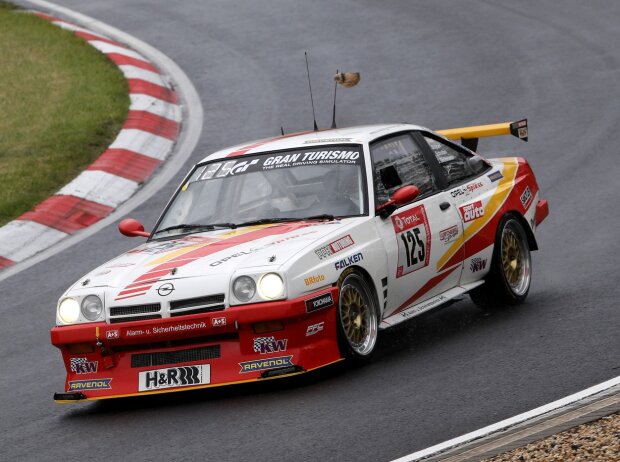 Olaf Beckmann, Peter Hass, Jürgen Schulten und Volker Strycek im Opel Manta beim 24-Stunden-Rennen auf dem Nürburgring