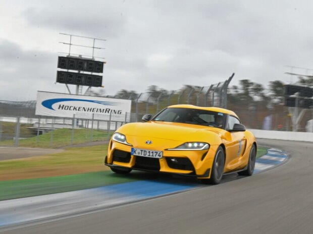 Toyota hat Robert für seine Rennlizenz einen 258 PS starken GR Supra 2.0 zur Verfügung gestellt Toyota hat Robert für seine Rennlizenz einen 258 PS starken GR Supra 2.0 zur Verfügung gestellt