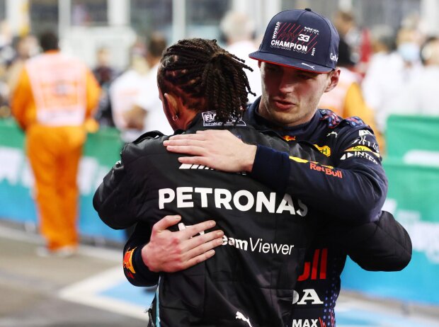 Lewis Hamilton (Mercedes) und Max Verstappen (Red Bull) beim Formel-1-Finale 2021 in Abu Dhabi