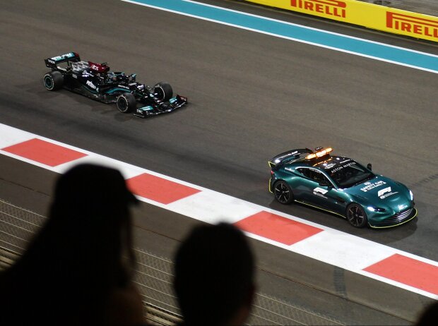Lewis Hamilton (Mercedes) beim Formel-1-Finale 2021 in Abu Dhabi hinter dem Safety-Car