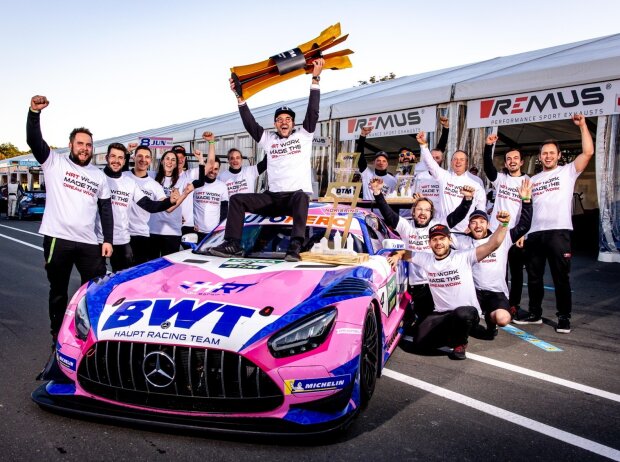 Maximilian Götz nach seinem DTM-Meistertitel mit dem Haupt-Racing-Team Maximilian Götz nach seinem DTM-Meistertitel mit dem Haupt-Racing-Team
