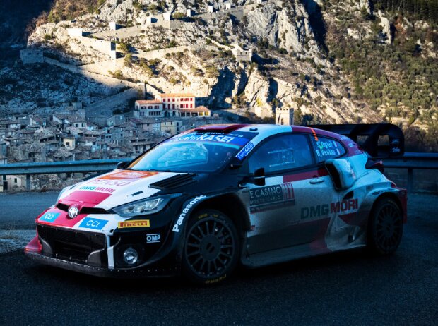 Titel-Bild zur News: Sebastien Ogier im Toyota GR Yaris Rally1 bei der Rallye Monte-Carlo 2022