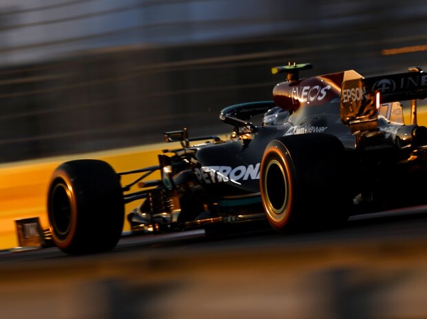 Titel-Bild zur News: Valtteri Bottas im Mercedes W12 im Qualifying der Formel-1-Saison 2021 in Abu Dhabi