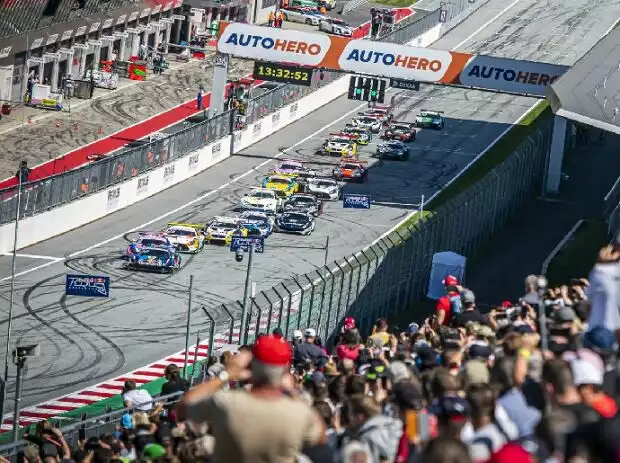 Titel-Bild zur News: AF-Corse-Ferrari-Pilot Liam Lawson führt das Feld beim Start des DTM-Rennens in Spielberg 2021 auf dem Red-Bull-Ring an