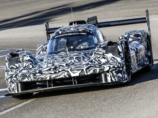 Titel-Bild zur News: Der Porsche-LMDh-Bolide wird in den kommenden Monaten viele Kilometer abspulen