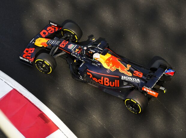 Titel-Bild zur News: Max Verstappen (Red Bull RB16B) bei den Testfahrten in Abu Dhabi 2021