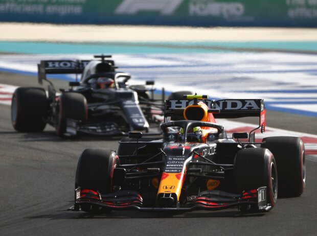 Sergio Perez (Red Bull RB16B) vor Yuki Tsunoda (AlphaTauri AT02) Sergio Perez (Red Bull RB16B) vor Yuki Tsunoda (AlphaTauri AT02)