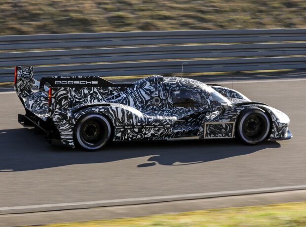 Der Porsche-LMDh-Prototyp bei Testfahrten in Weissach