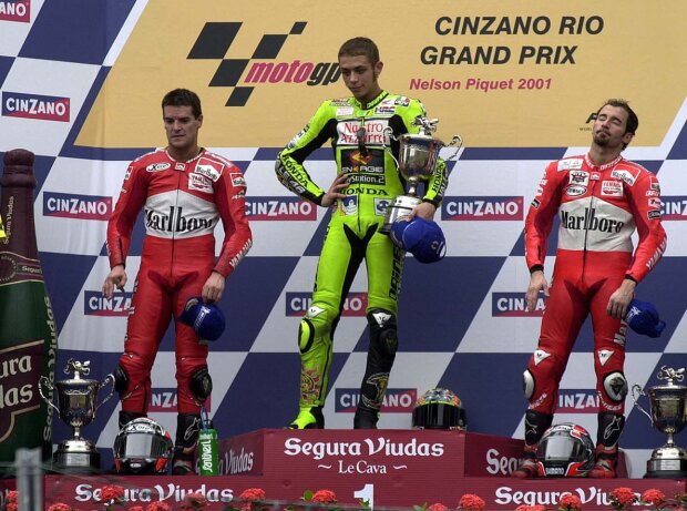 500er-Podium in Rio de Janeiro 2001: 1. Valentino Rossi, 2. Carlos Checa, 3. Max Biaggi