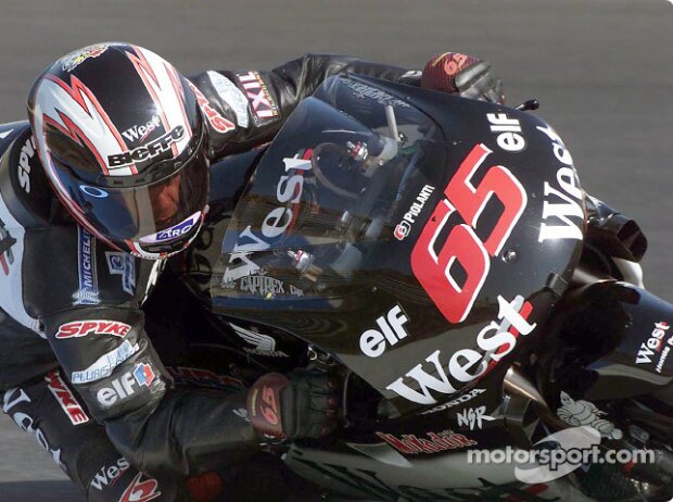 Loris Capirossi auf der Honda NSR500 beim 500er-Rennen in Estoril 2001