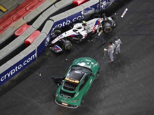 Titel-Bild zur News: Mick Schumacher (Haas) verunfallt im Formel-1-Rennen von Dschidda 2021