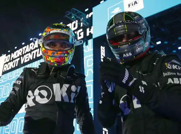 Edoardo Mortara und Lucas di Grassi (beide Venturi) jubeln nach dem Sieg beim Formel-E-Rennen in Saudi-Arabien Titel-Bild zur News: Edoardo Mortara und Lucas di Grassi (beide Venturi) jubeln nach dem Sieg beim Formel-E-Rennen in Saudi-Arabien