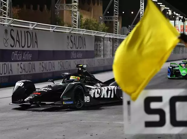 Edoardo Mortara (Venturi) während des Formel-E-Rennens in Saudi-Arabien 2022 Titel-Bild zur News: Edoardo Mortara (Venturi) während des Formel-E-Rennens in Saudi-Arabien 2022