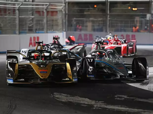 Jean-Eric Vergne (DS Techeetah) und Nyck de Vries (Mercedes) kollidieren im Formel-E-Rennen von Saudi-Arabien 2022 Titel-Bild zur News: Jean-Eric Vergne (DS Techeetah) und Nyck de Vries (Mercedes) kollidieren im Formel-E-Rennen von Saudi-Arabien 2022
