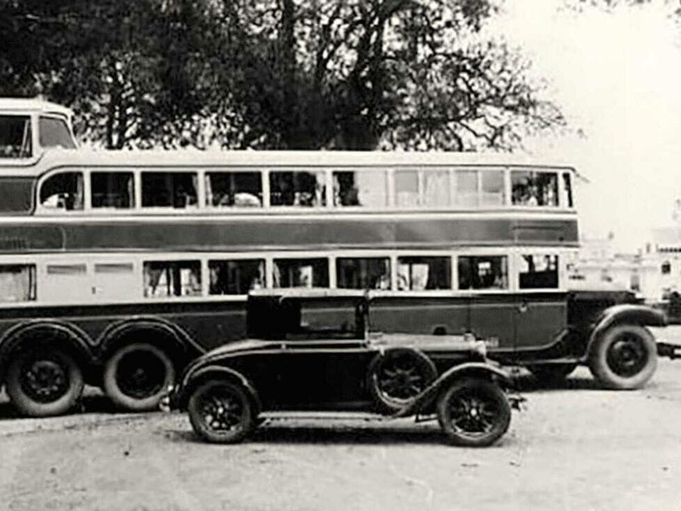 1932 entstand aus dem Omicron-Fahrgestell der Prototyp des Autoalveare, der zweieinhalb Decks hatte und 45 km/h schnell war
