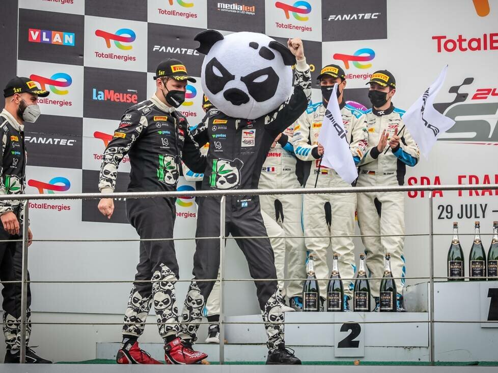 Ezequiel Perez Companc als Panda auf dem Podest der 24h Spa 2021