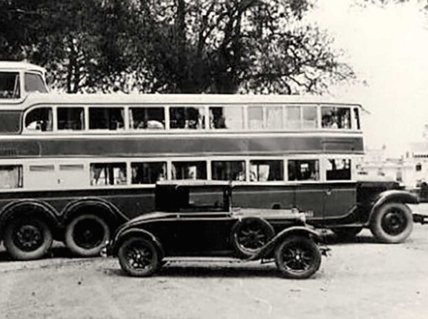 1932 entstand aus dem Omicron-Fahrgestell der Prototyp des Autoalveare, der zweieinhalb Decks hatte und 45 km/h schnell war 1932 entstand aus dem Omicron-Fahrgestell der Prototyp des Autoalveare, der zweieinhalb Decks hatte und 45 km/h schnell war