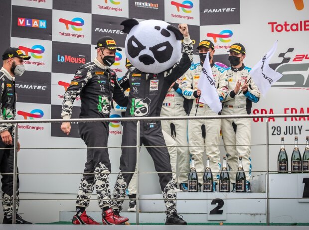 Perez Companc scheut nicht davor zurück, im Moment des größten Triumphs selbst als Panda-Maskottchen aufzutreten