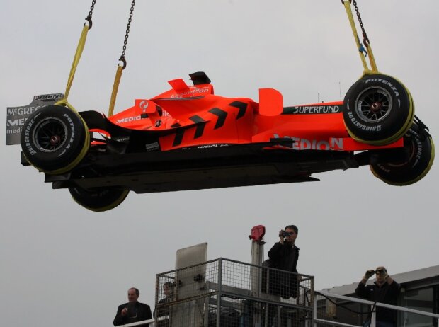 Titel-Bild zur News: Der Spyker für die Formel-1-Saison 2007 am Haken bei der Präsentation in Silverstone