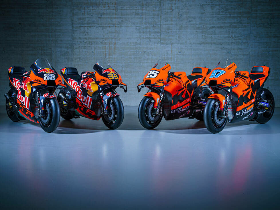 Die vier KTM RC16 für die MotoGP-Saison 2022, gefahren von Miguel Oliveira, Brad Binder, Raul Fernandez, Remy Gardner