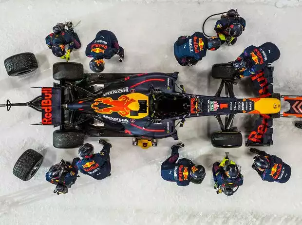 Titel-Bild zur News: Max Verstappen pilotiert einen Red Bull RB8 mit der Startnummer 1
