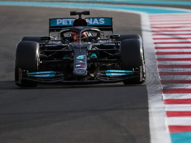 Titel-Bild zur News: George Russell (Mercedes W12) bei den Testfahrten in Abu Dhabi 2021