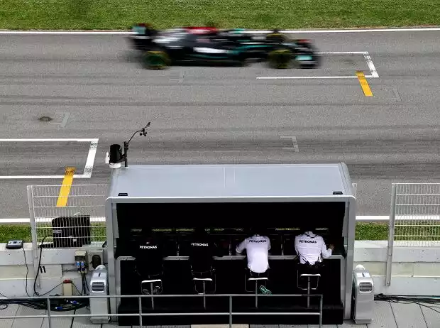 Lewis Hamilton (Mercedes W12) während des Formel-1-Rennens in Barcelona 2021 Titel-Bild zur News: Lewis Hamilton (Mercedes W12) während des Formel-1-Rennens in Barcelona 2021