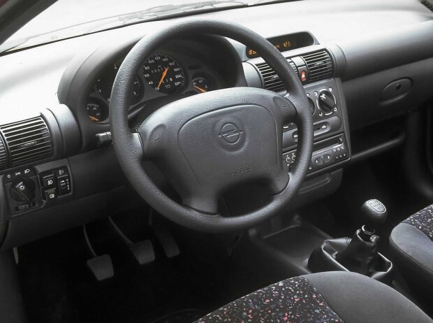 Cockpit des Opel Tigra A