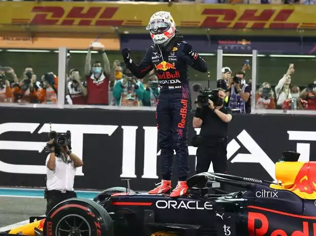 Max Verstappen (Red Bull RB16B) feiert beim Formel-1-Finale in Abu Dhabi 2021 seinen ersten WM-Titel Titel-Bild zur News: Max Verstappen (Red Bull RB16B) feiert beim Formel-1-Finale in Abu Dhabi 2021 seinen ersten WM-Titel