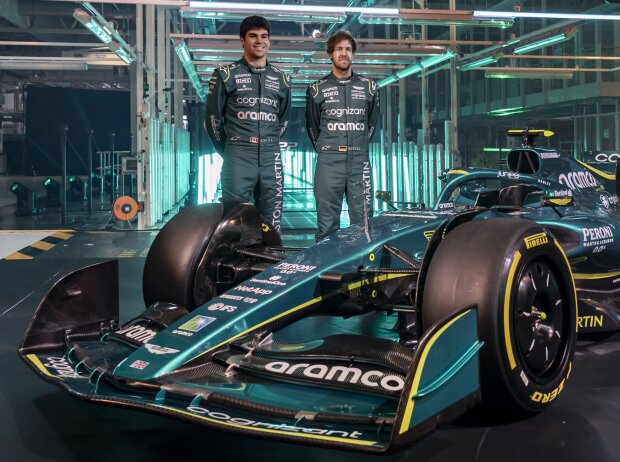 Lance Stroll und Sebastian Vettel mit dem neuen Aston Martin AMR22 für die Formel-1-Saison 2022 Lance Stroll und Sebastian Vettel mit dem neuen Aston Martin AMR22 für die Formel-1-Saison 2022